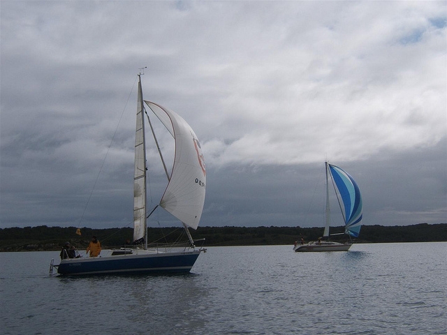 dos barcos de la escuela club nautic fornells